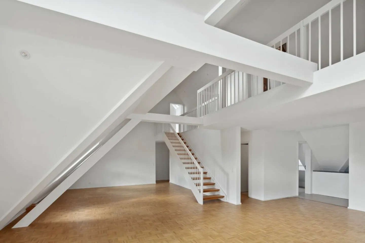 APPARTEMENT MAISONETTE DE 5.5 PIÈCES RÉNOVÉ À LAUPEN ZH - Photo 2 sur 9