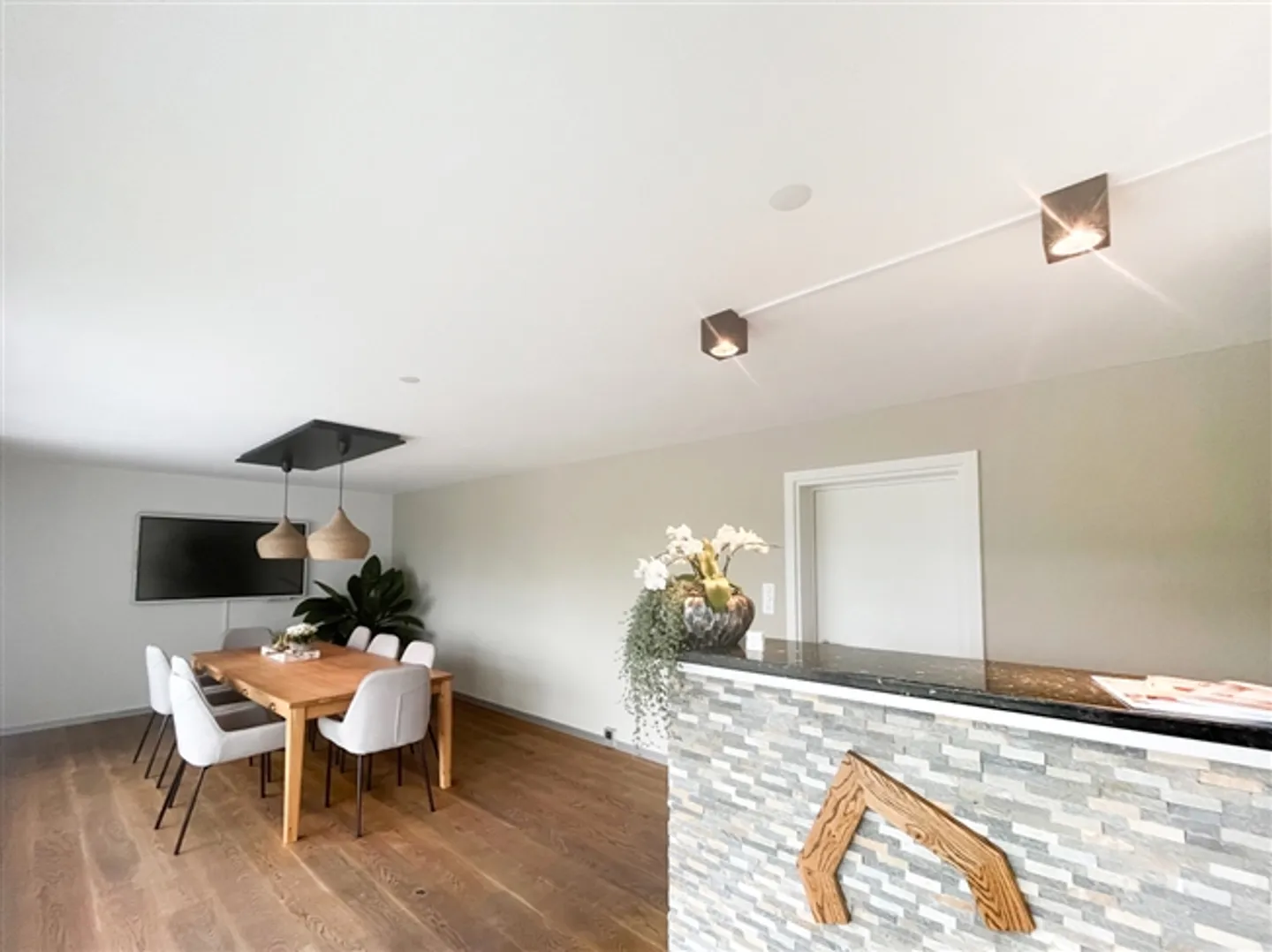 Office space for rent - Photo 1 of 6