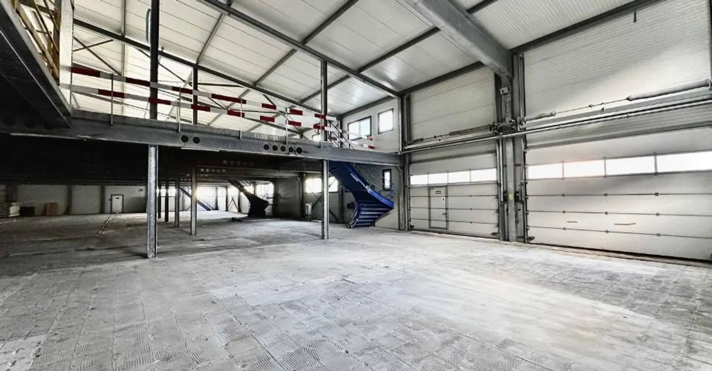 Halle industrielle de 2350 m2 à vendre à Sion région - Photo 2 sur 3