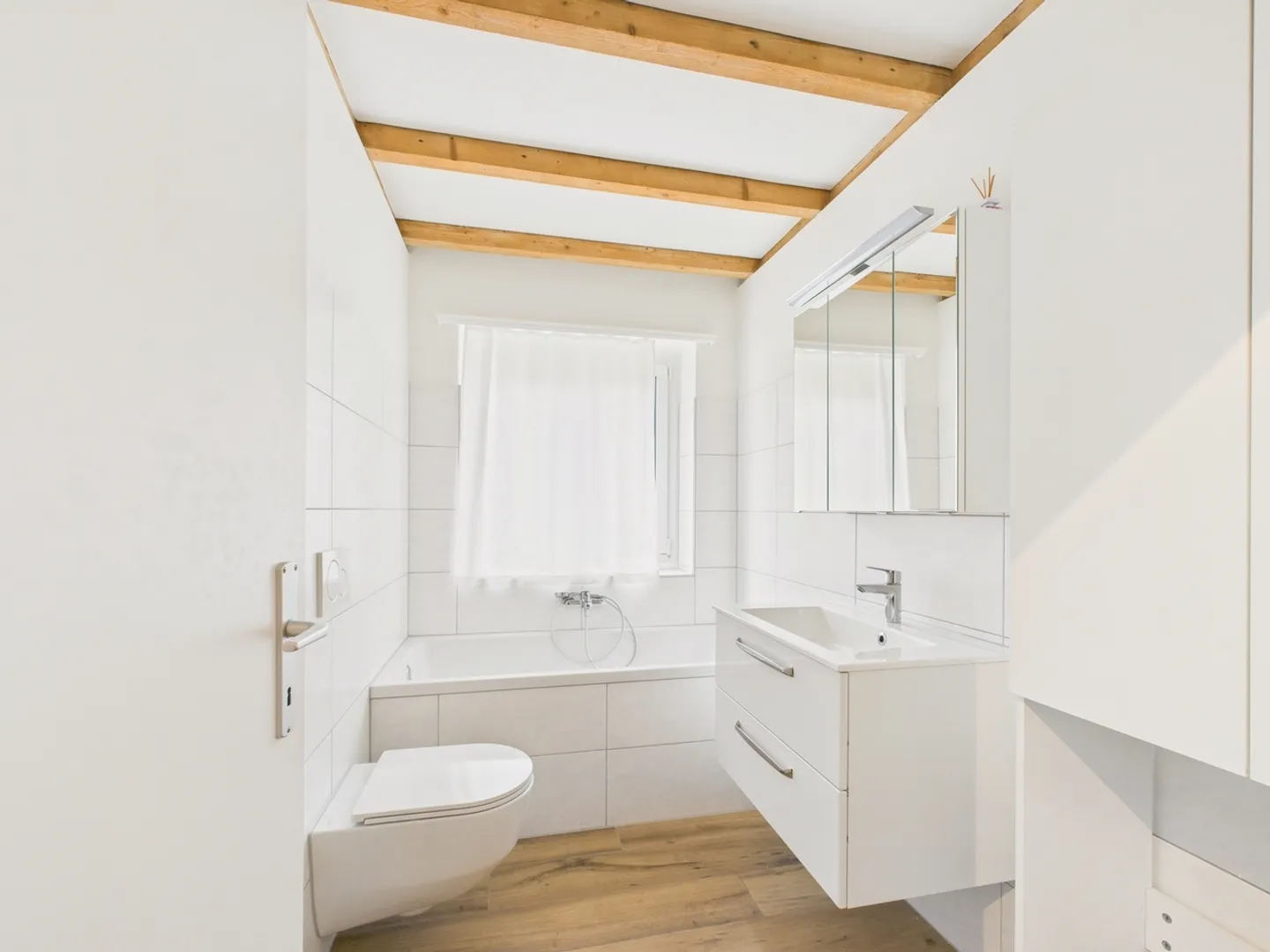 Moderno appartamento mansardato di 3,5 stanze con bella vista nel suggestivo Bäch SZ - Foto 4 di 8