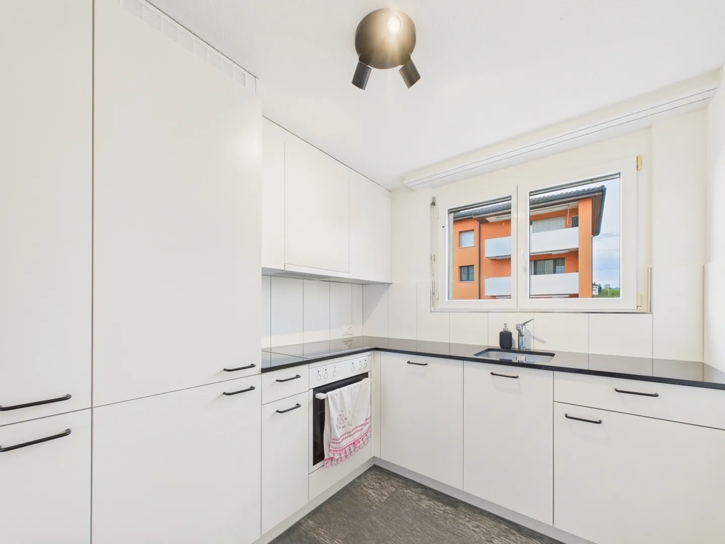 Charming apartment with a magnificent view in Bazenheid - Photo 4 of 9