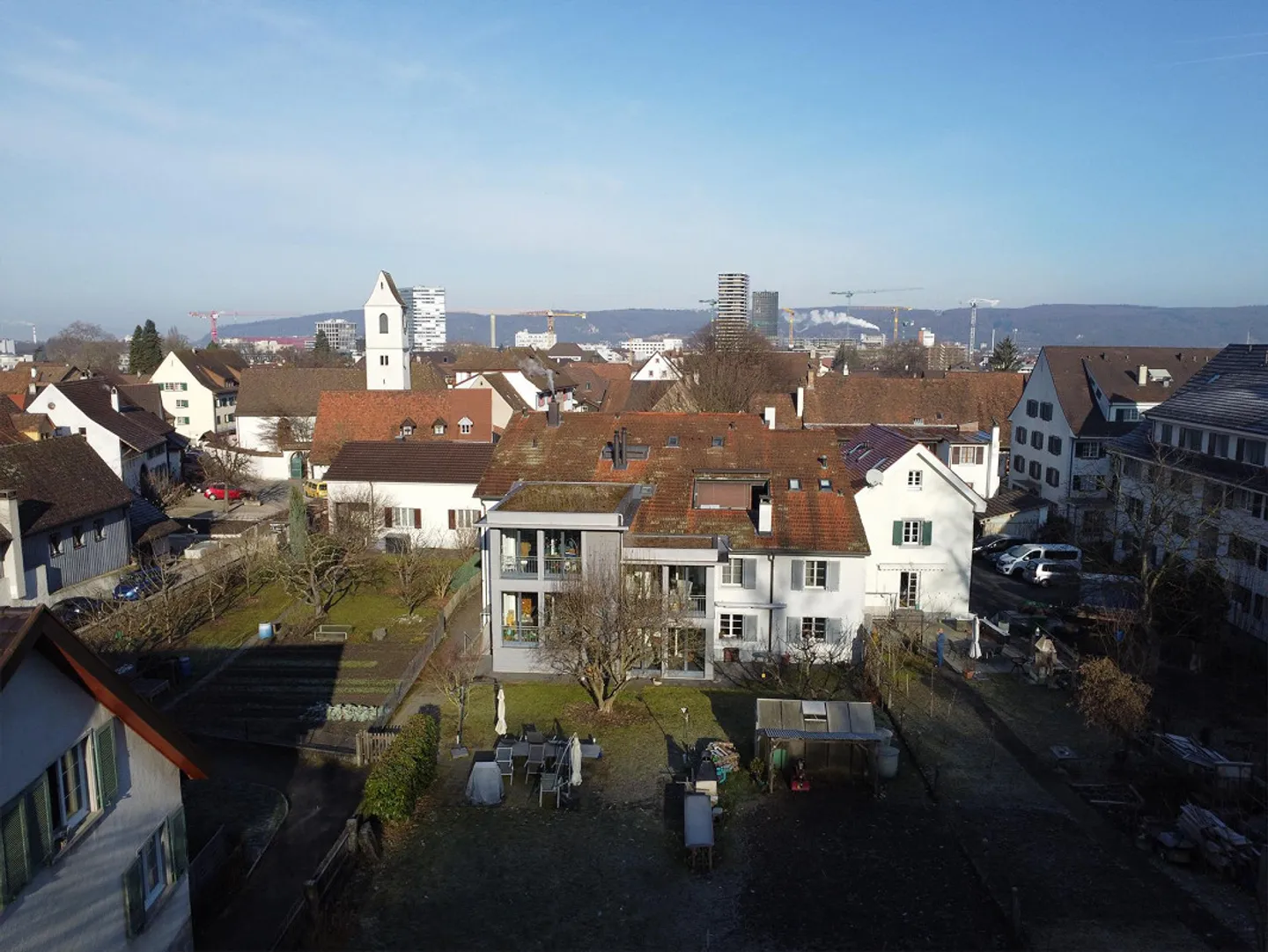 Casa plurifamiliare nel centro storico del villaggio con grande potenziale - Foto 2 di 19