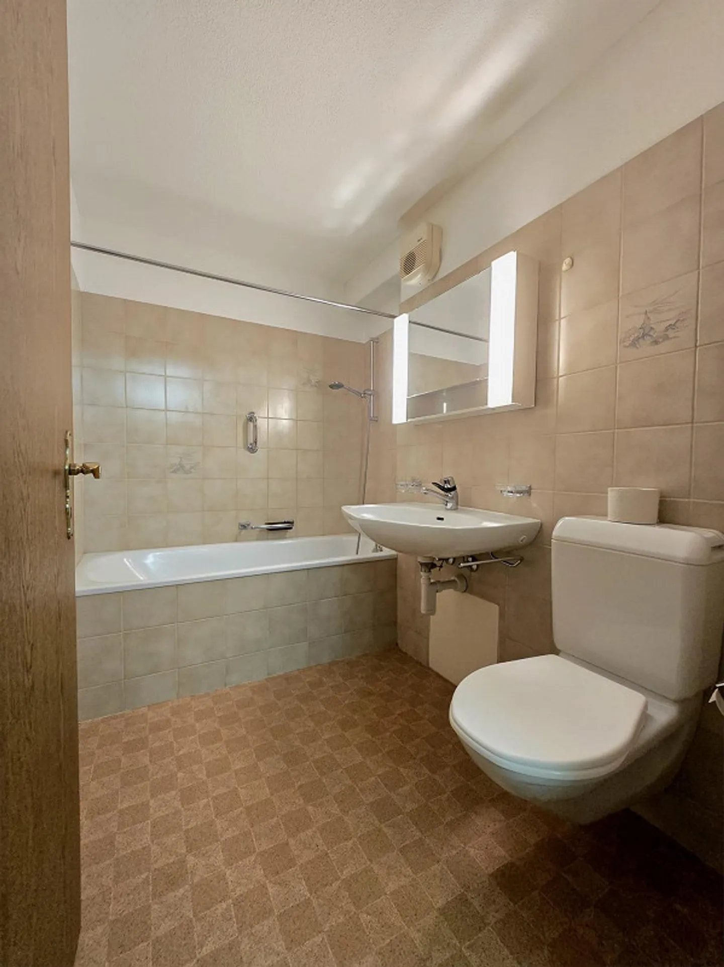 Cozy living in a favorable location - Photo 6 of 10