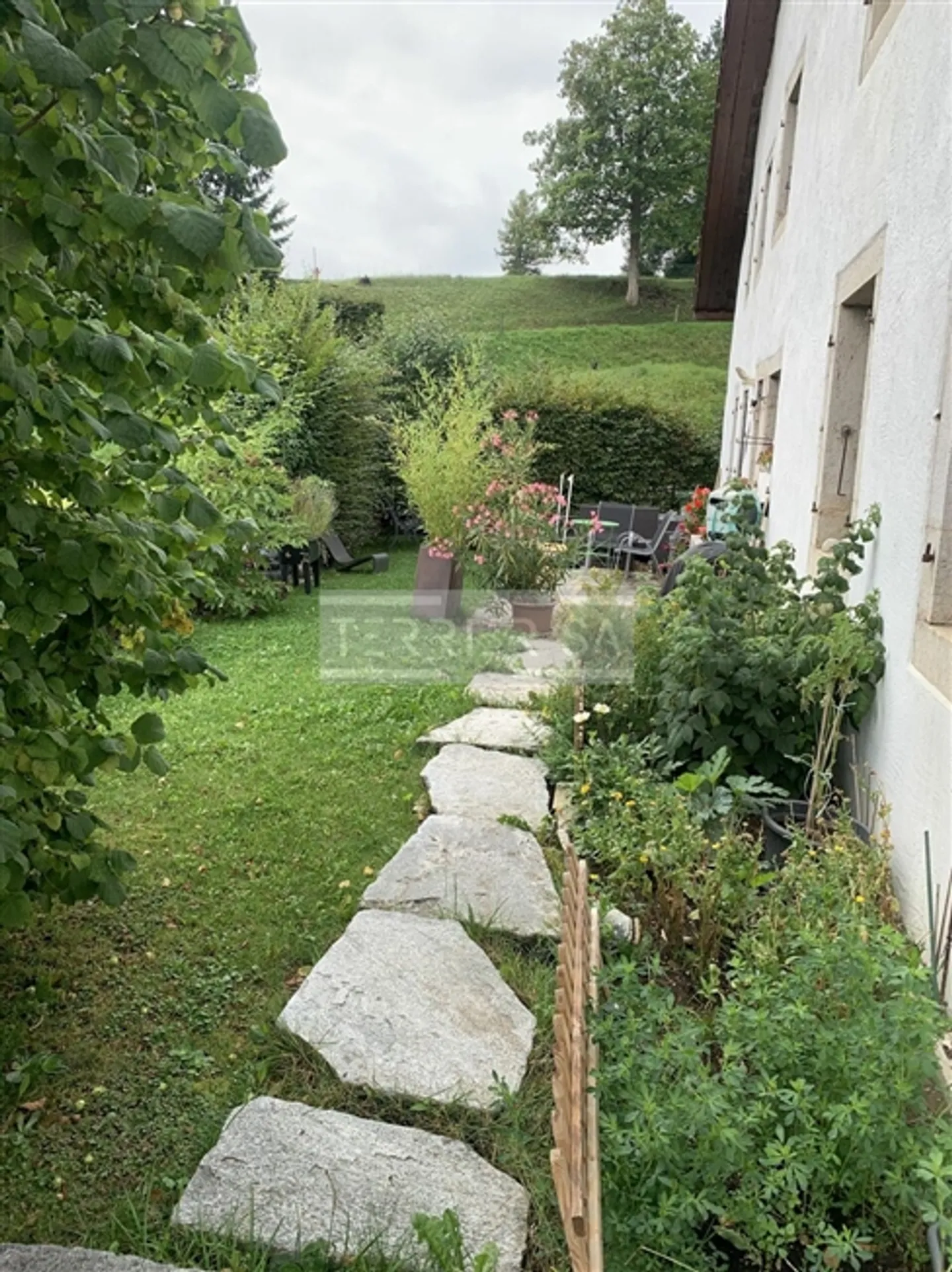 À VENDRE - Ferme rénovée du XVIIe siècle - 3 appartements charmants - Photo 3 sur 13