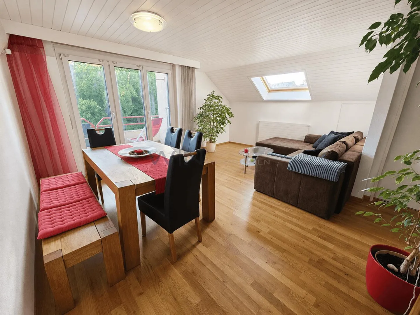 Charming Apartment with Balcony - Photo 2 of 6