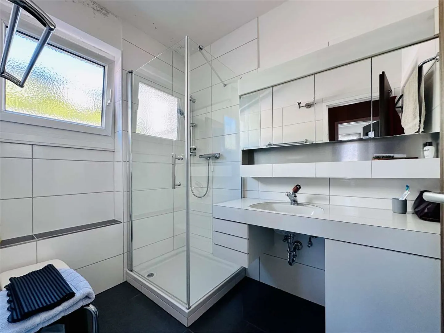 PORZA - Appartement 3,5 pièces avec vue sur le lac, rénové avec garage privé - Photo 8 sur 11