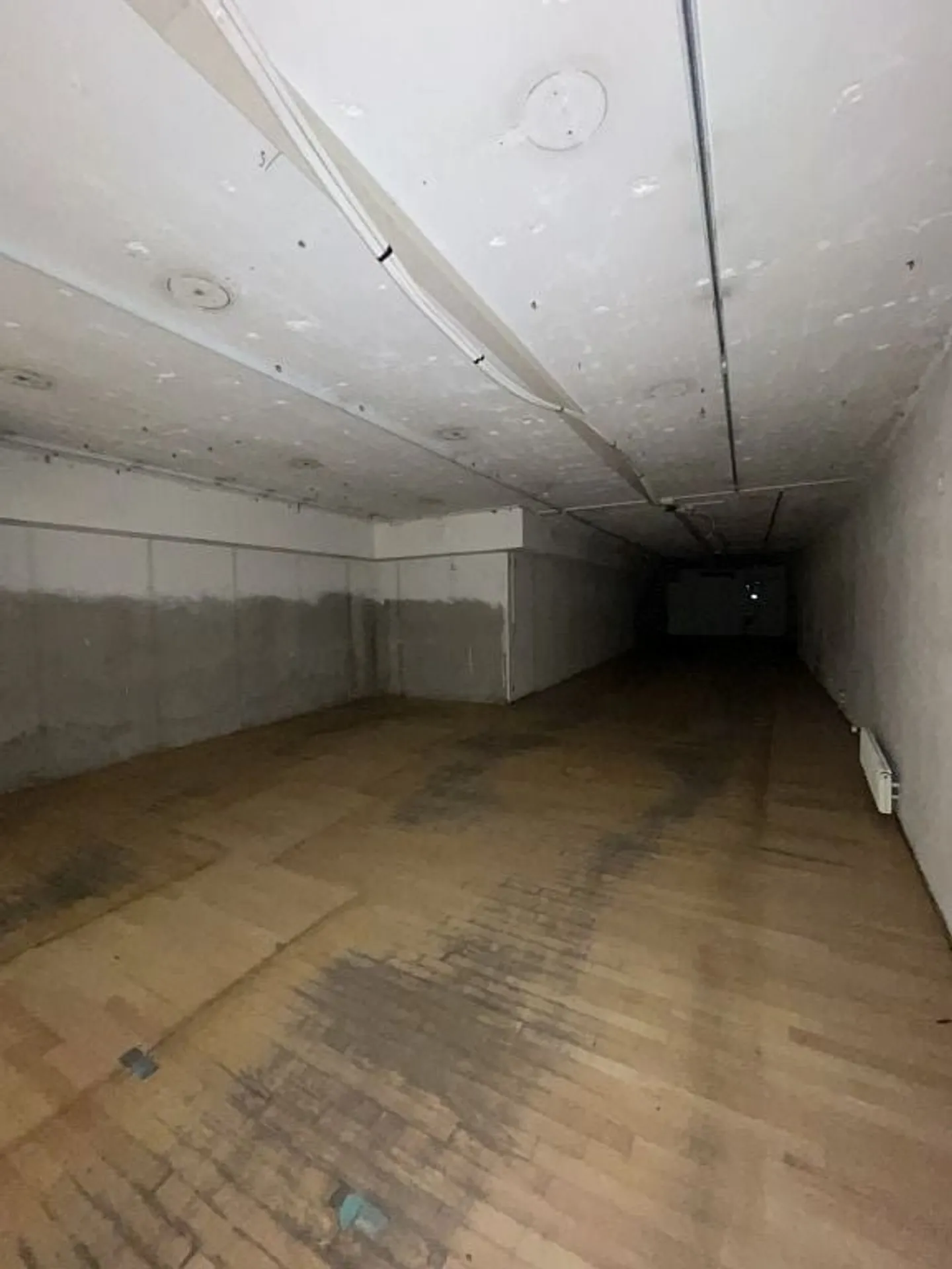 Shop, 1st basement left - Photo 2 of 5