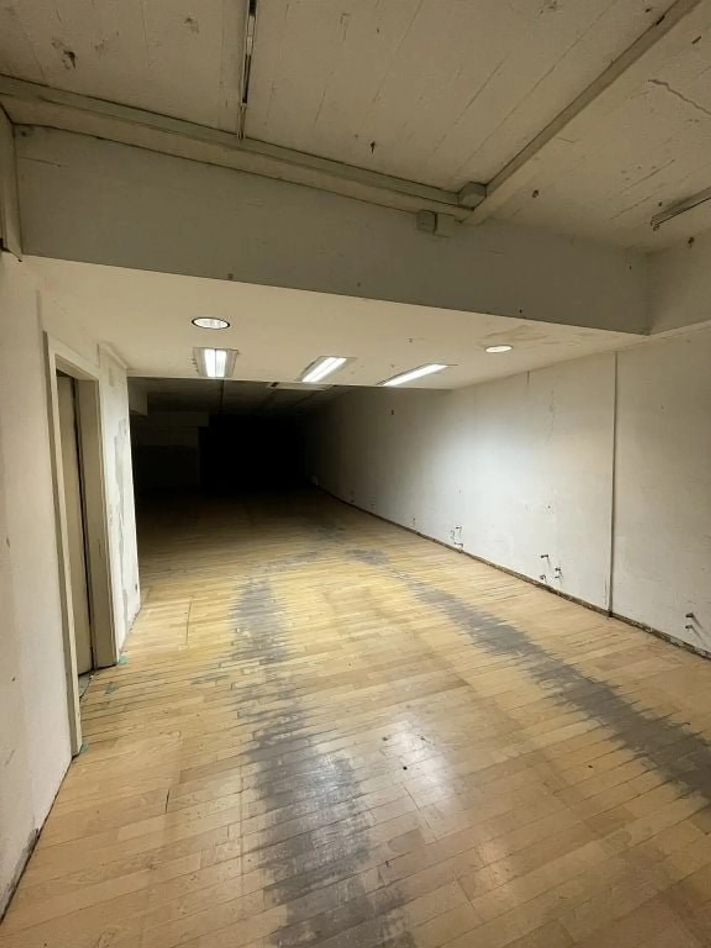 Shop, 1st basement left - Photo 3 of 5