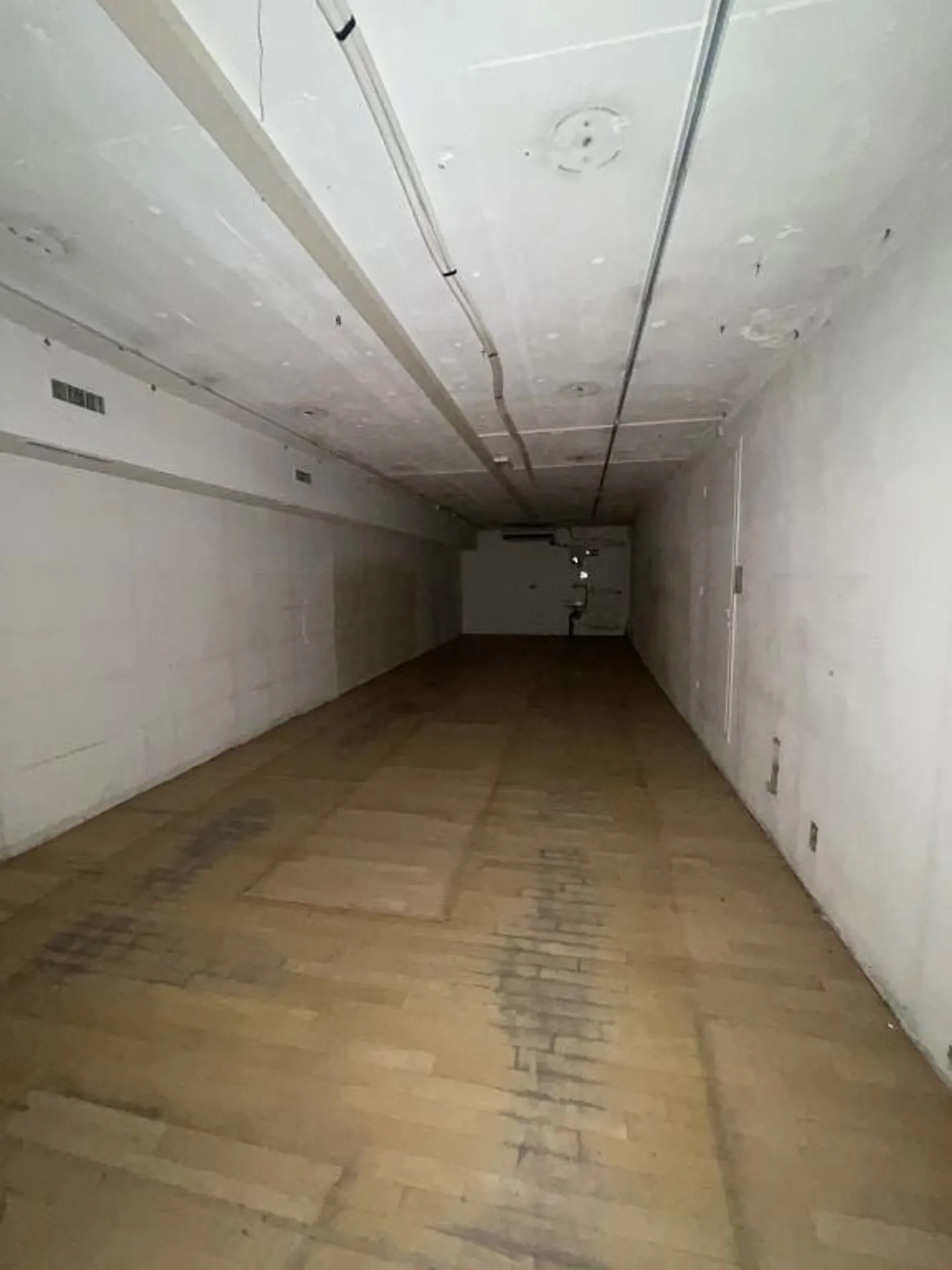 Shop, 1st basement left - Photo 4 of 5