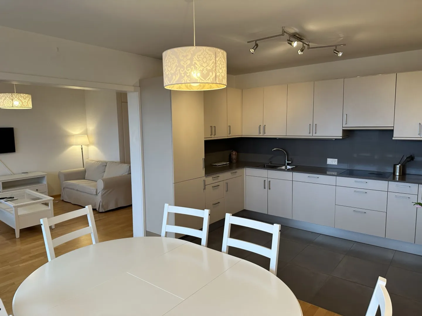 Beautiful furnished apartment - Photo 3 of 6