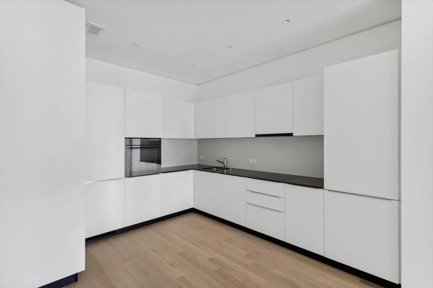 Modern and Comfortable Apartment in New Residence - Photo 2 of 8