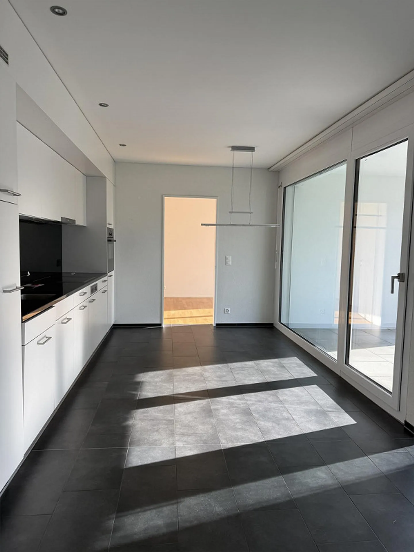 Moderno appartamento di 2,5 stanze con area giardino - Foto 3 di 7