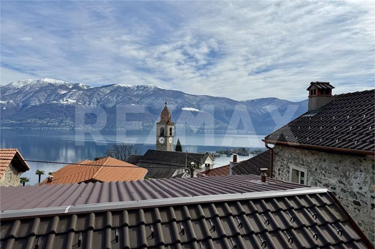 Core house with lake view to renovate - authentic charm in... - Photo 1 of 13