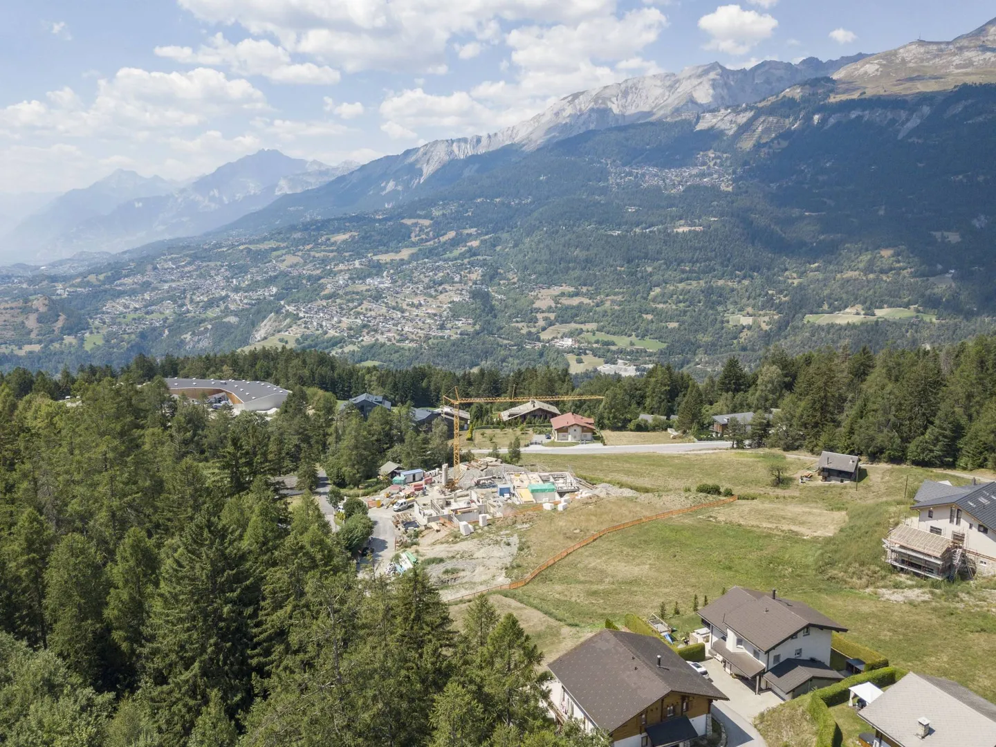 Vue sur la magnifique nature et un cadre de vie agréable - 3.5 pièces - Photo 2 sur 5
