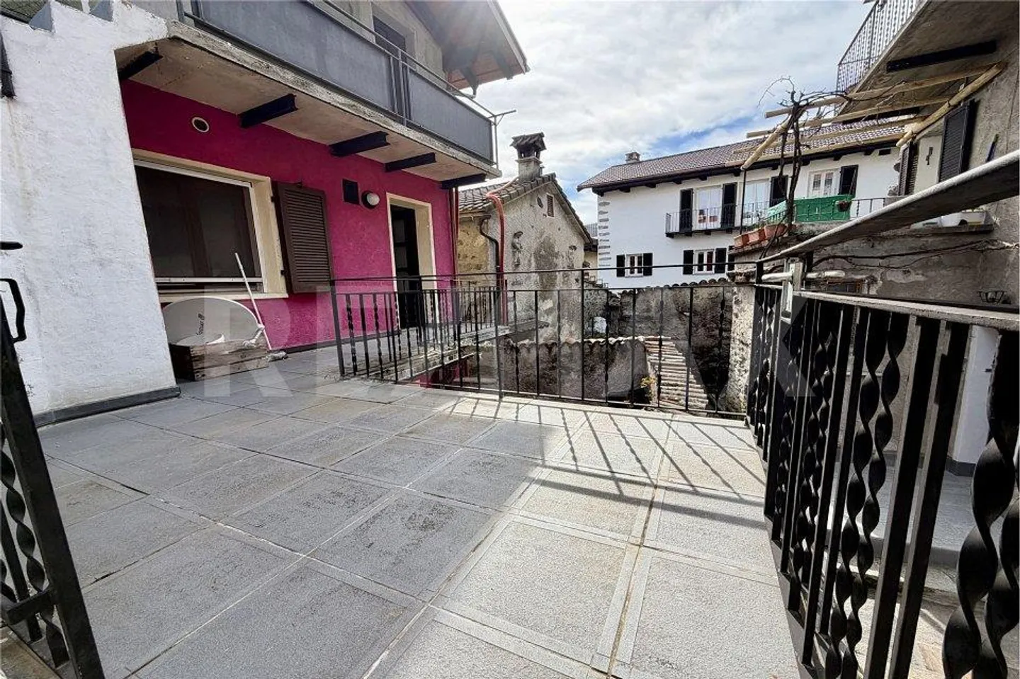 Core house with lake view to renovate - authentic charm in... - Photo 12 of 13