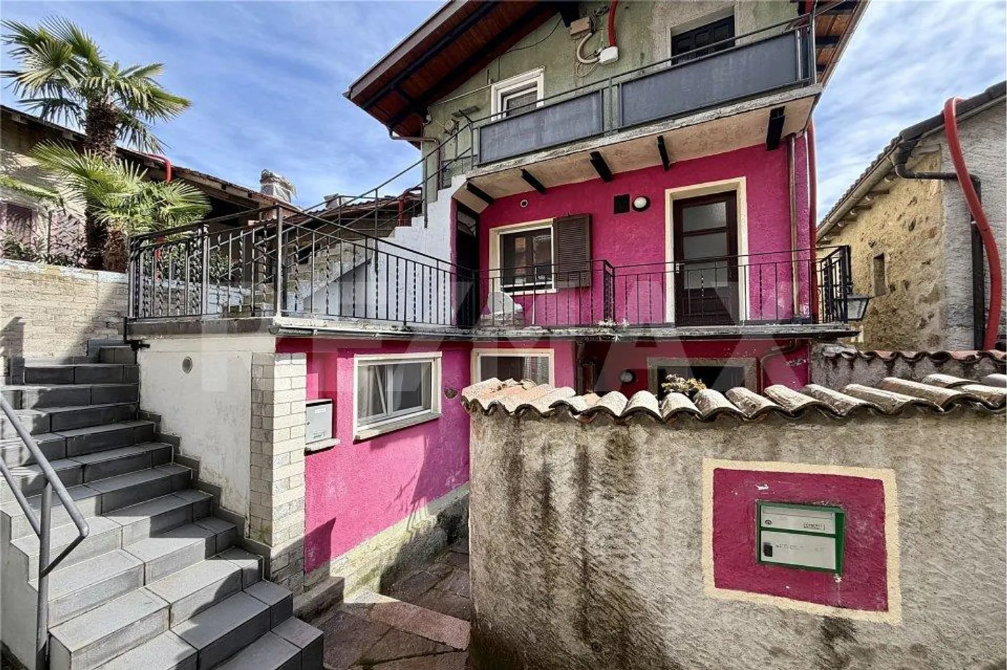 Core house with lake view to renovate - authentic charm in... - Photo 3 of 13