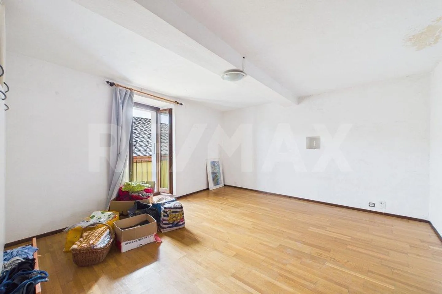 Core house with lake view to renovate - authentic charm in... - Photo 6 of 13