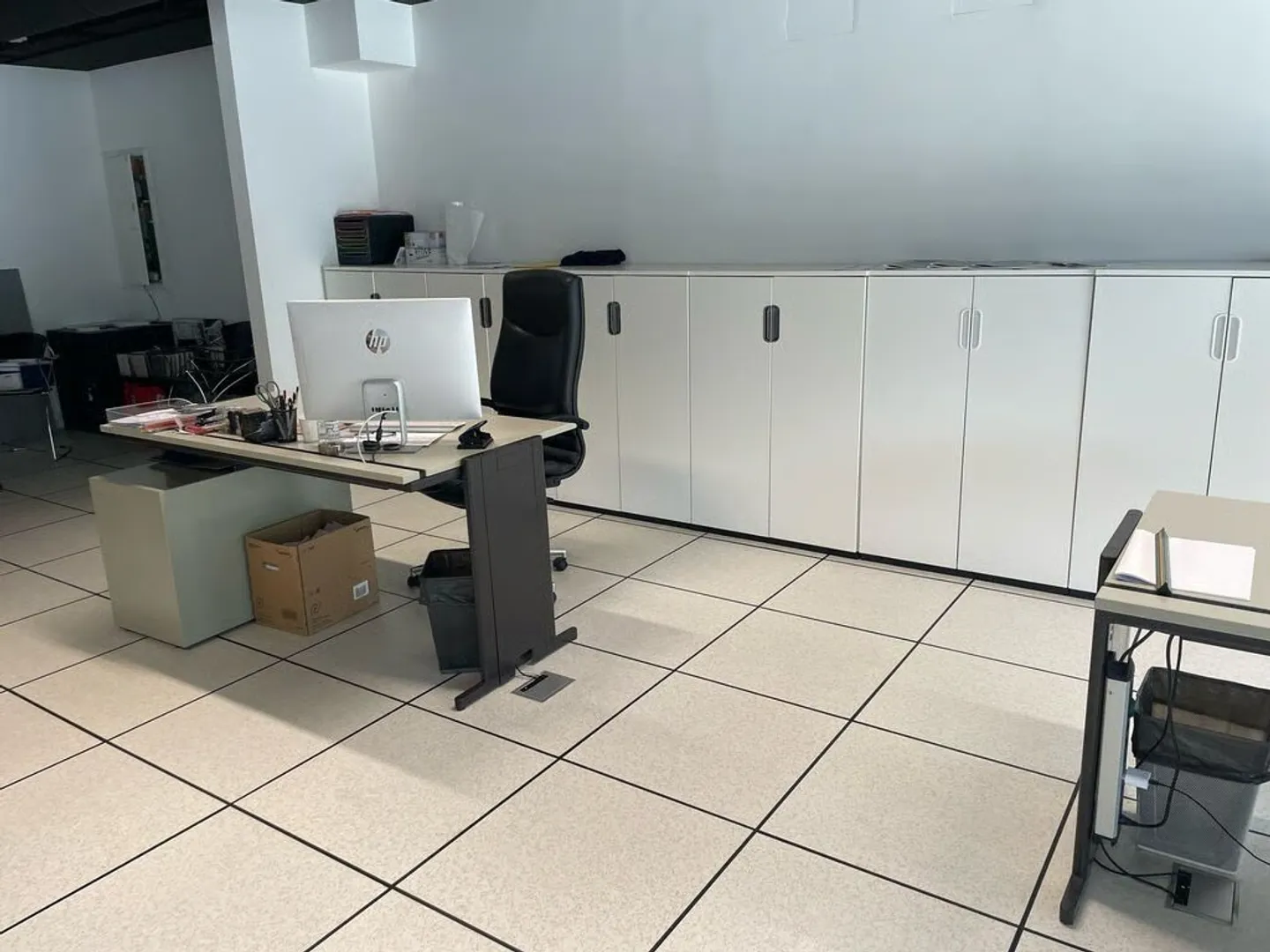 BUREAU MODERNE ET LUMINEUX À LOUER DANS UN EMPLACEMENT STRATÉGIQUE - Photo 5 sur 7