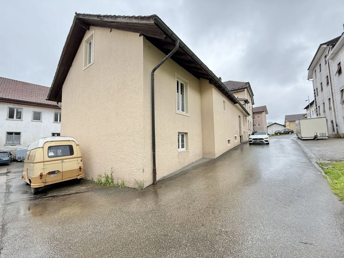Deposito Attraente con Rampe e Sottotetto - Posizione Ideale sulla Strada Principale - Foto 4 di 7