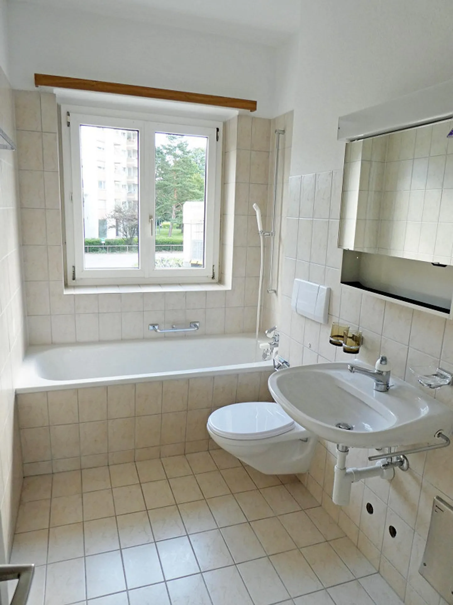 Beautiful old apartment with small balcony - Photo 1 of 3