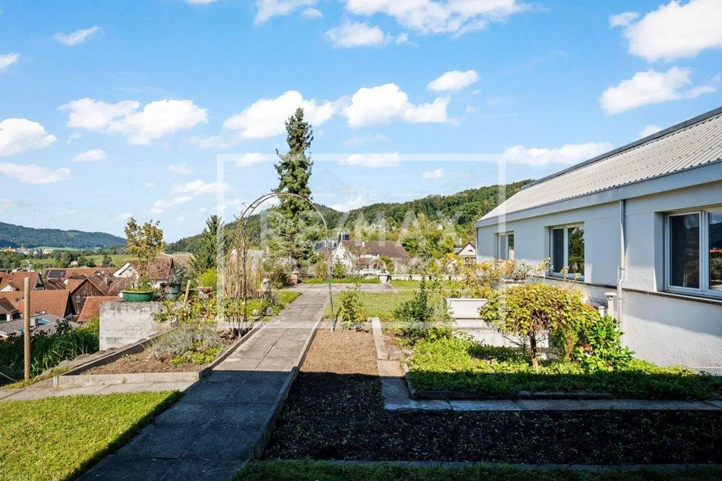 8.5 Room House with Indoor Pool, Sauna and Apartment! Unobstructed View! - Photo 7 of 13