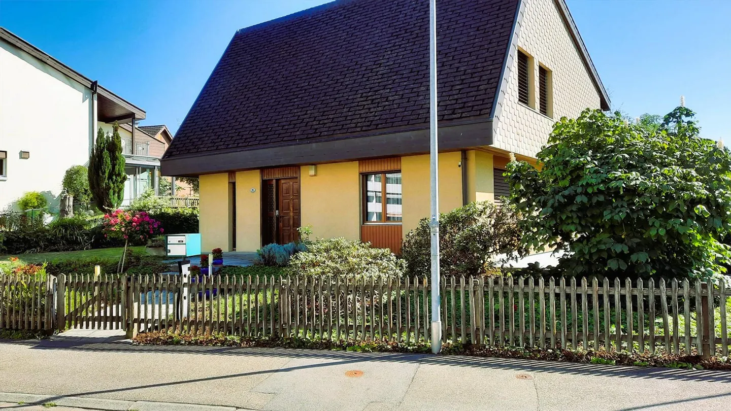 Imposing Property in a Quiet, Central Location - Photo 2 of 10