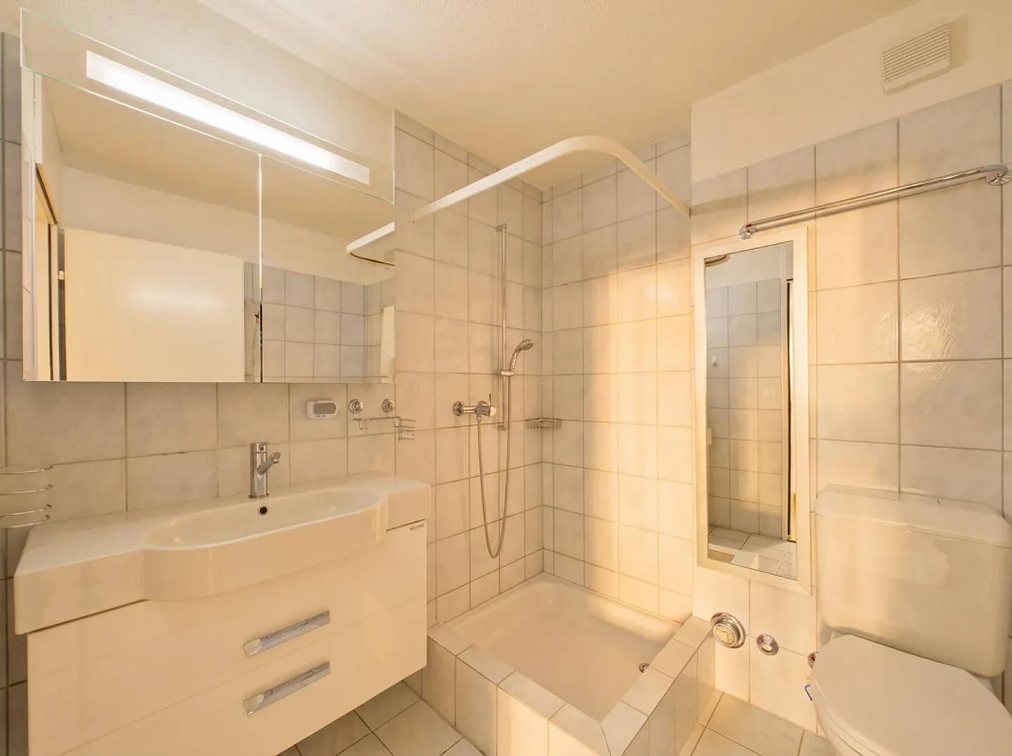 Sunny Family Apartment with 2 Balconies in Affoltern am Albis - Photo 9 of 12