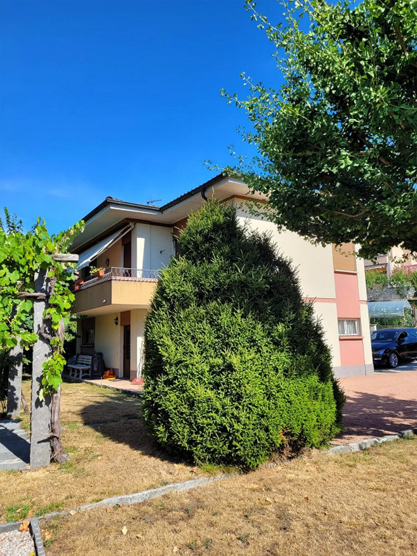 Rancate villa da ristrutturare con splendido giardino - Foto 2 di 14