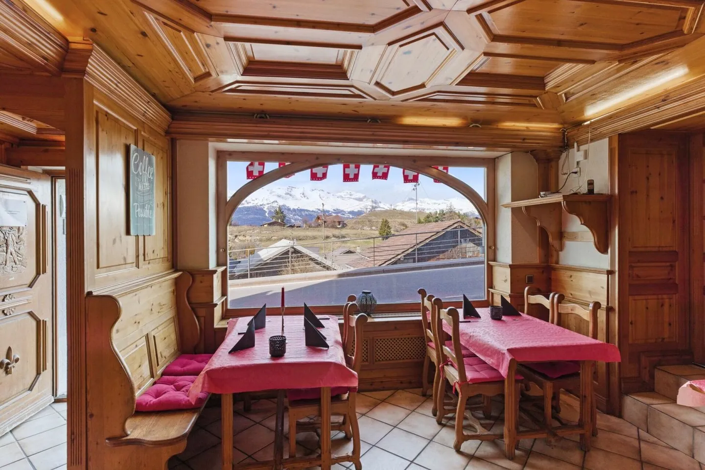 Hôtel-Restaurant Authentique avec Extension au Centre du Charmant Village de Nax - Photo 2 sur 13