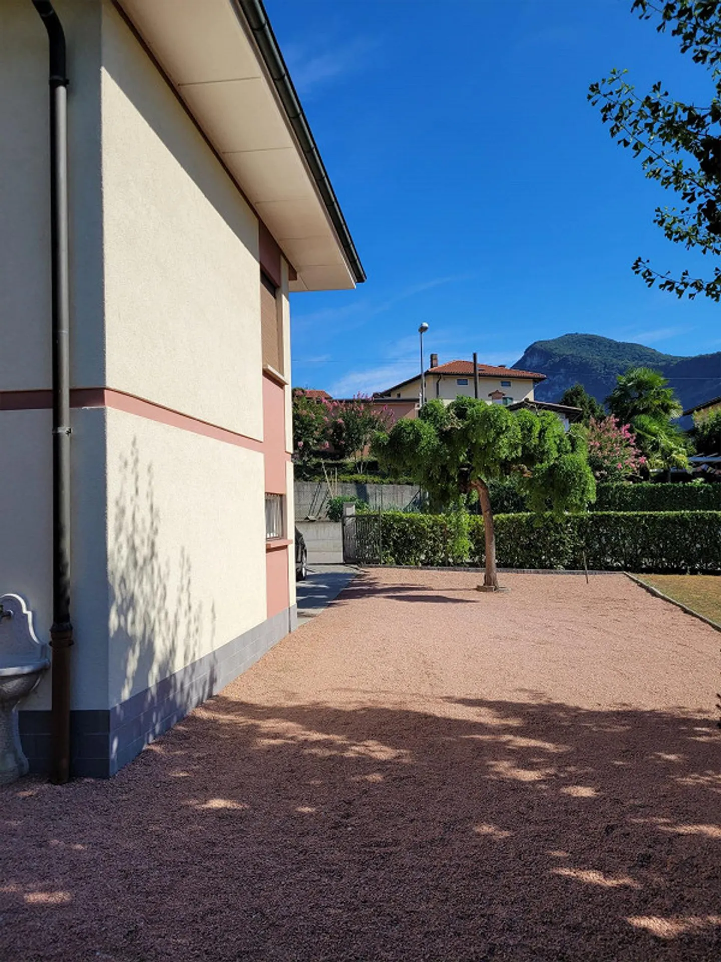 Rancate villa da ristrutturare con splendido giardino - Foto 11 di 14