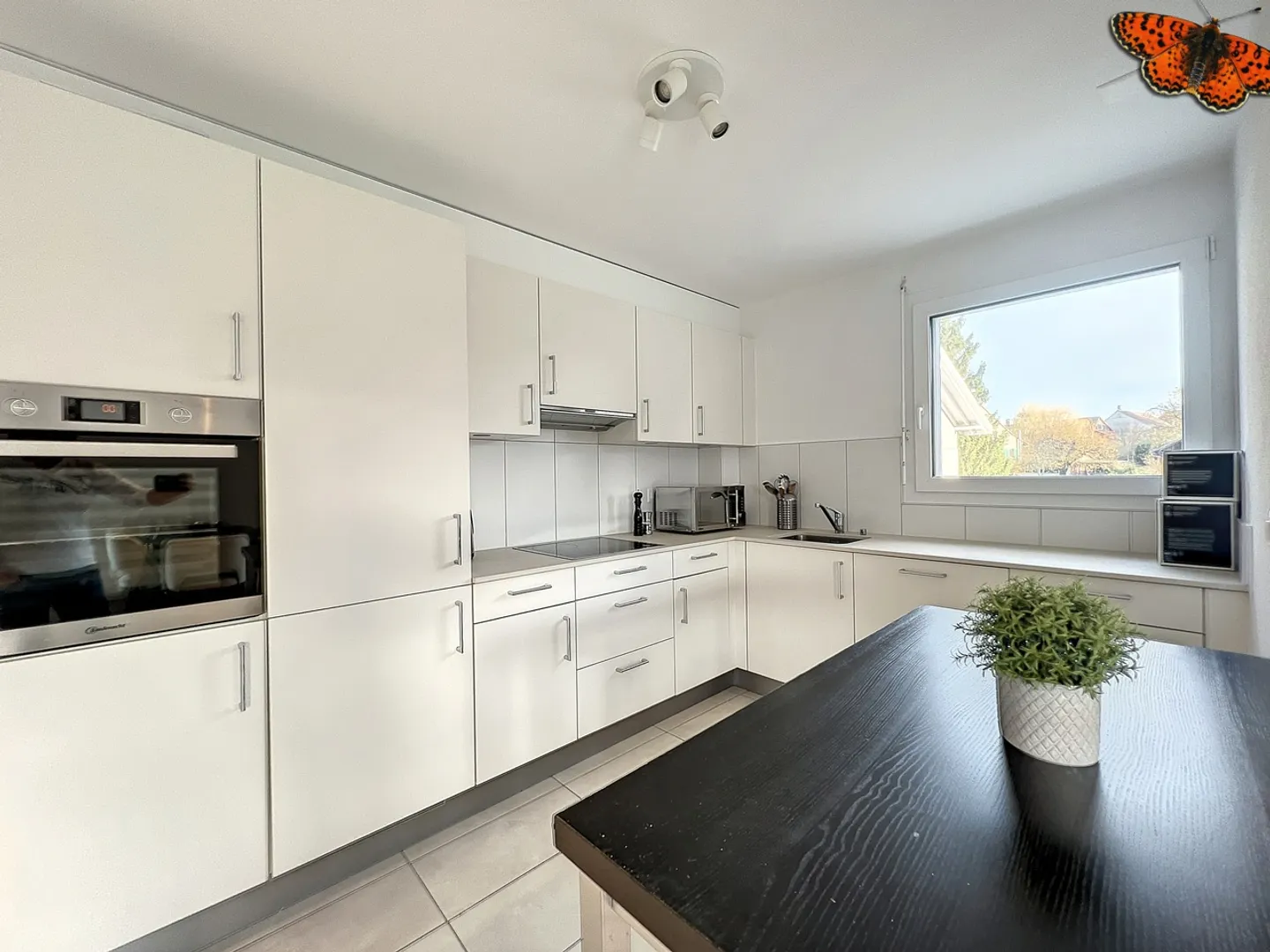 Modern Apartment with Balcony - Photo 3 of 11
