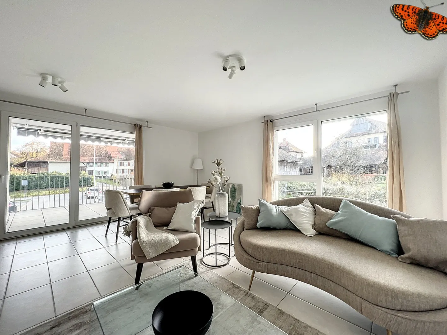 Modern Apartment with Balcony - Photo 4 of 11