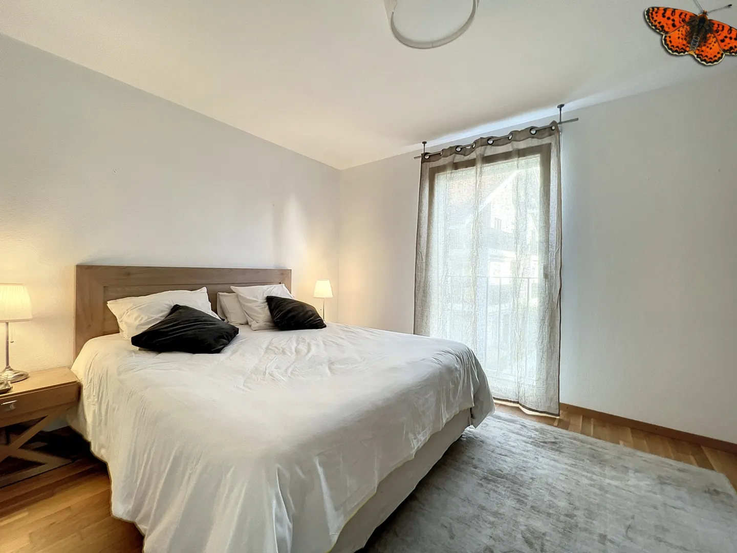 Modern Apartment with Balcony - Photo 6 of 11
