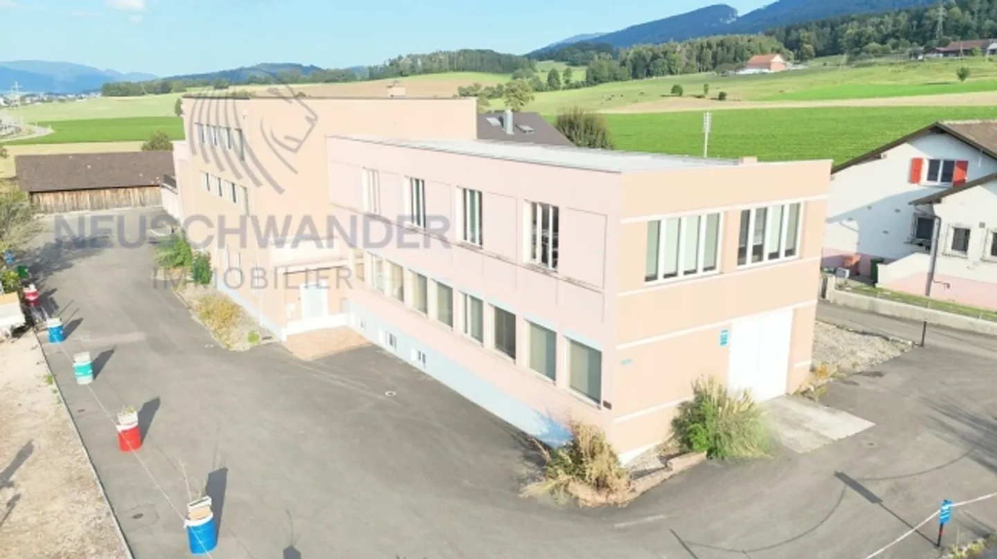 Edificio unico di questo stile in vendita nel cantone di Giura da cogliere! - Foto 2 di 18