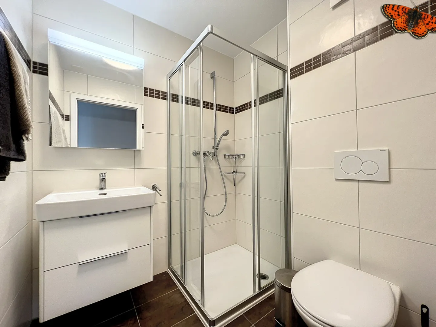 Modern Apartment with Balcony - Photo 9 of 11