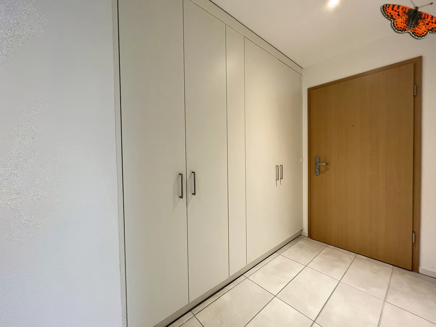 Modern Apartment with Balcony - Photo 10 of 11