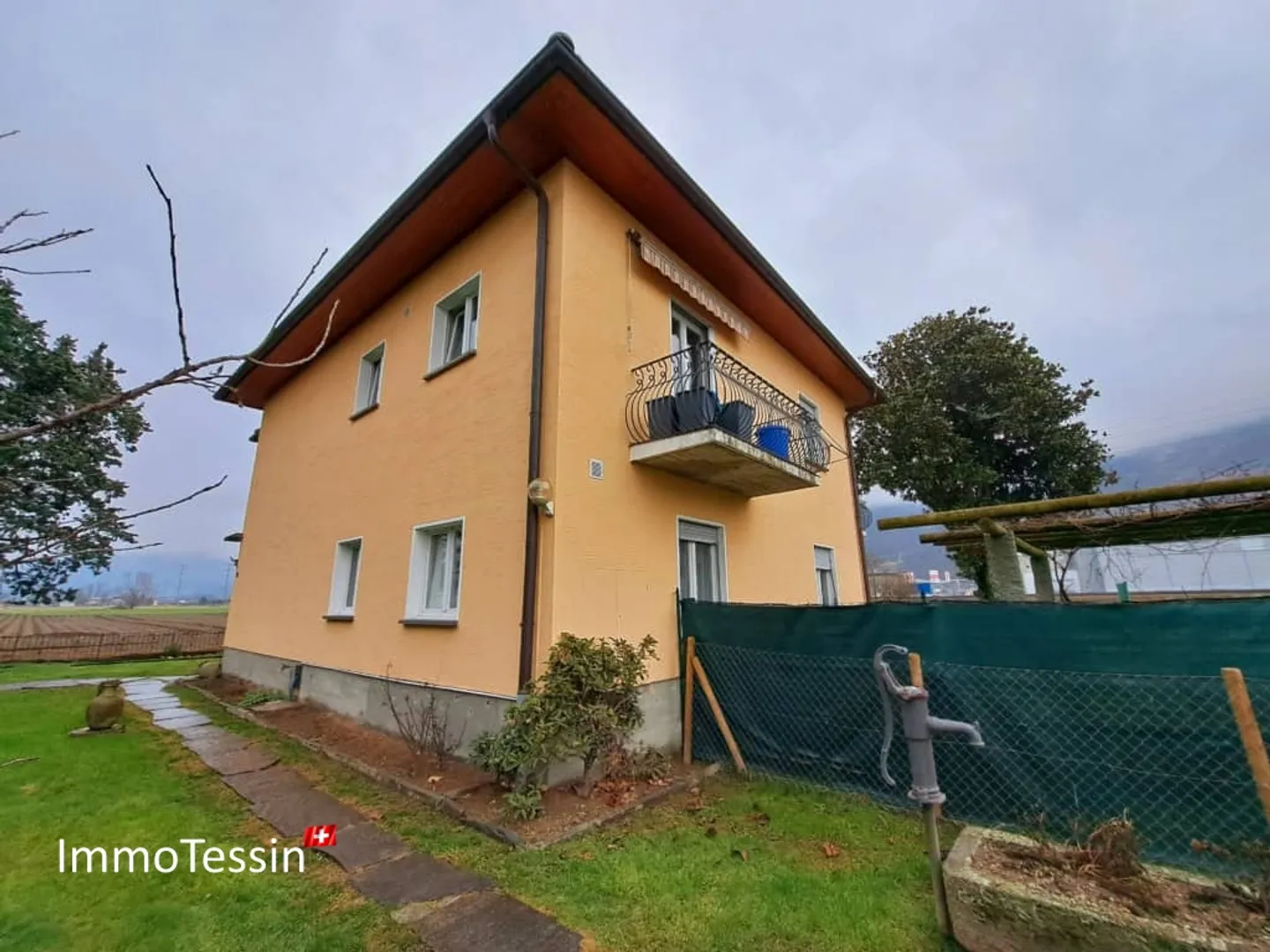 FOR DOG LOVERS & INVESTORS: Fully rented house with 2 apartments and a well-known dog school at a great price - Photo 2 of 13