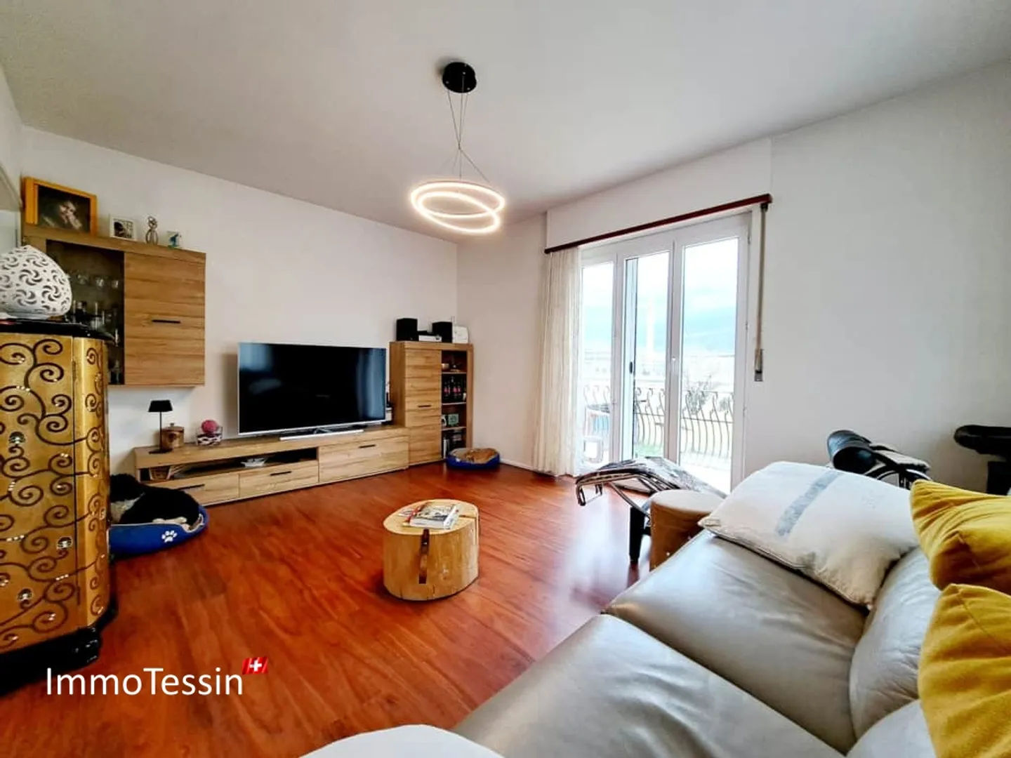 FOR DOG LOVERS & INVESTORS: Fully rented house with 2 apartments and a well-known dog school at a great price - Photo 4 of 13