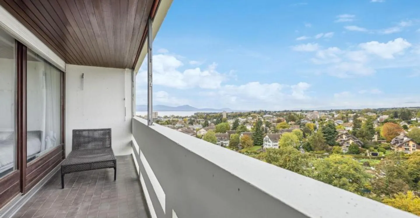 Spacious 5.5-room apartment with a magnificent view of the city - Photo 1 of 13