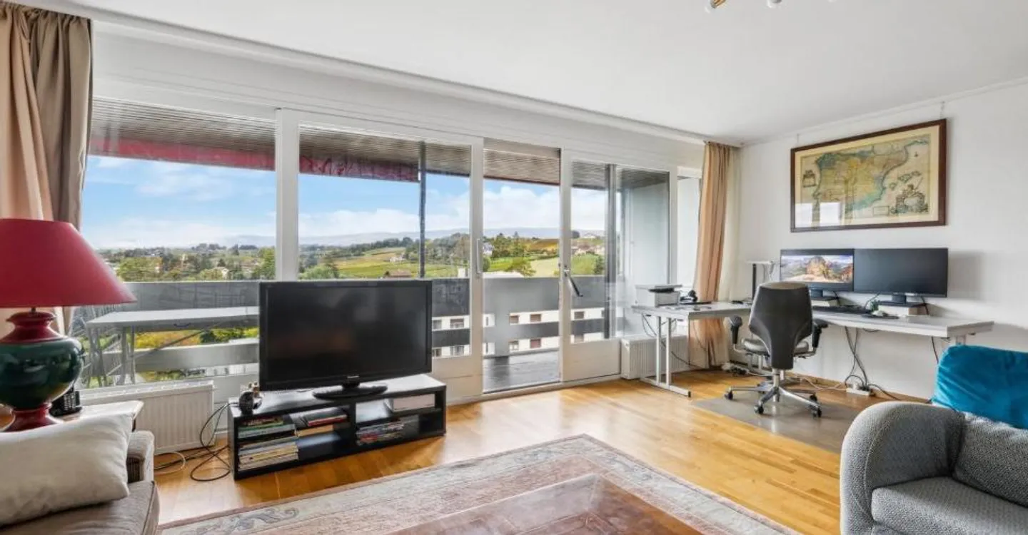 Spacious 5.5-room apartment with a magnificent view of the city - Photo 3 of 13