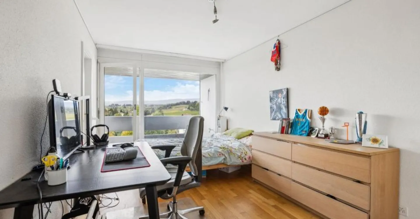 Spacious 5.5-room apartment with a magnificent view of the city - Photo 8 of 13