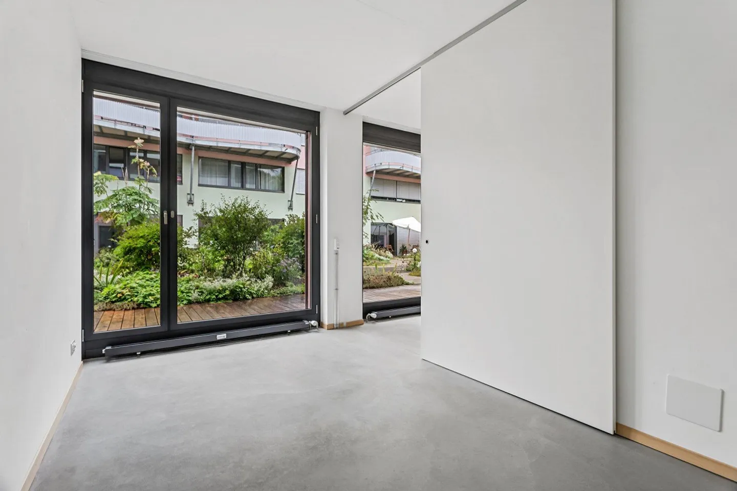 Central and yet quiet! - Photo 8 of 12