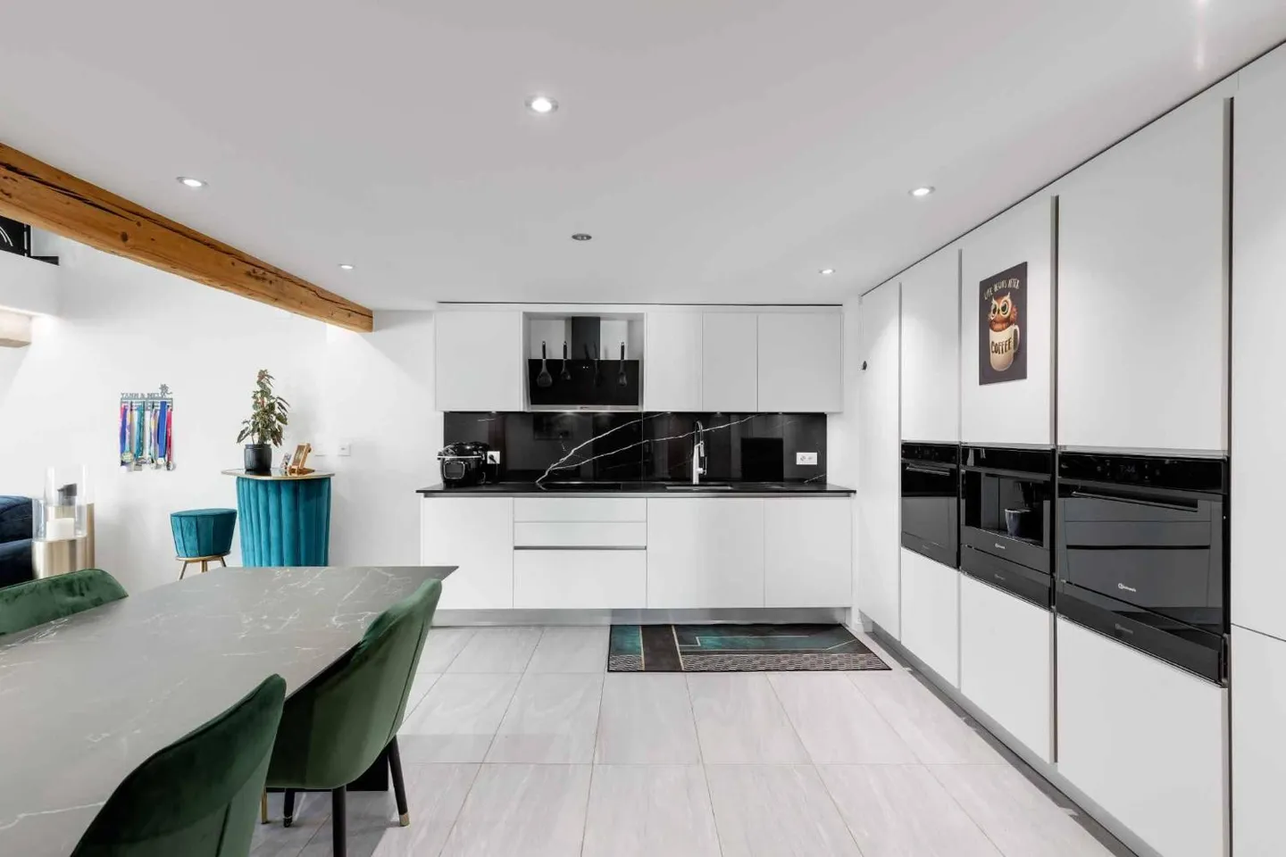 Duplex con carattere immerso nella luce - Foto 1 di 5