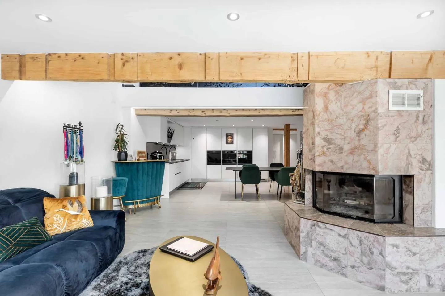 Duplex con carattere immerso nella luce - Foto 2 di 5