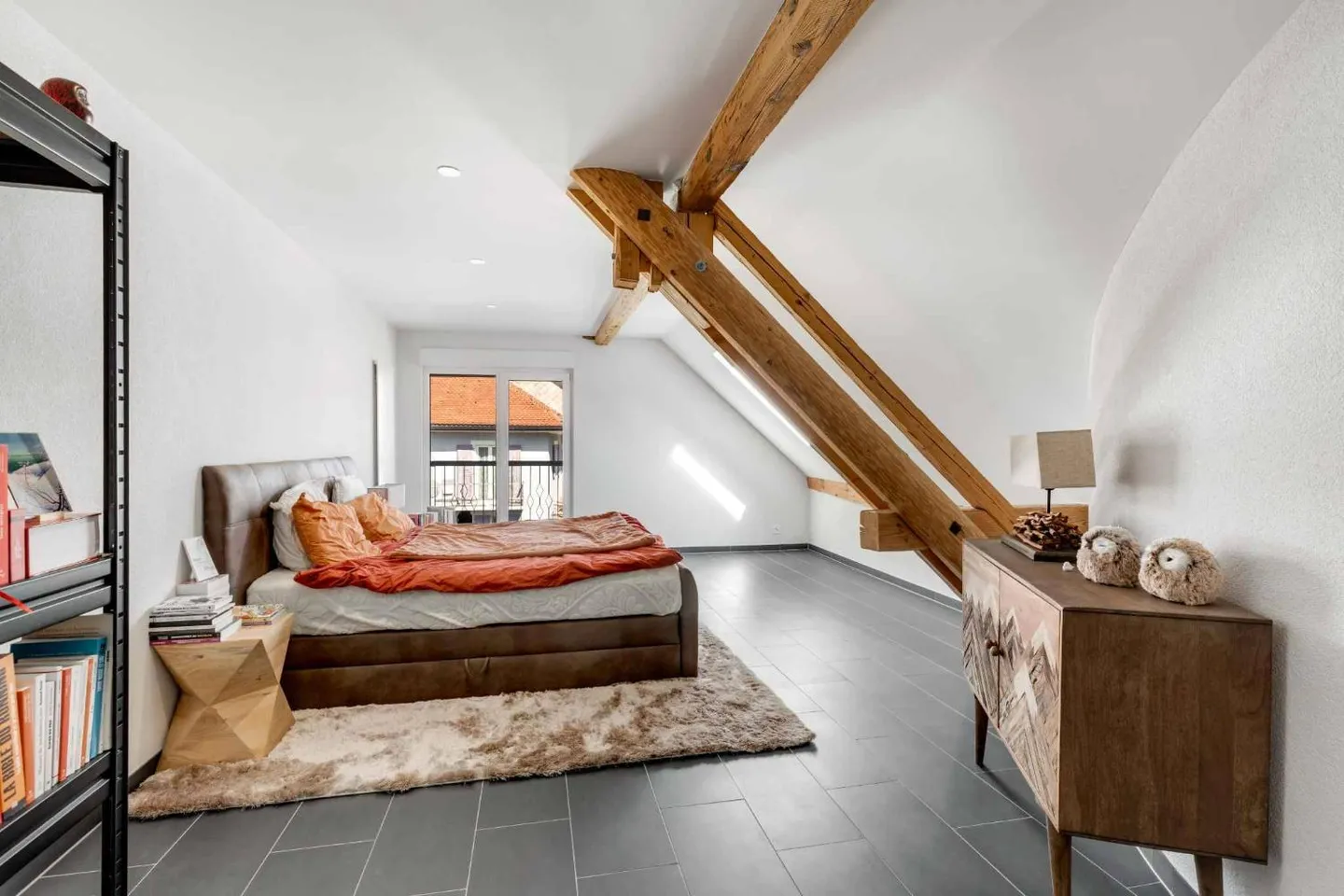 Duplex con carattere immerso nella luce - Foto 3 di 5