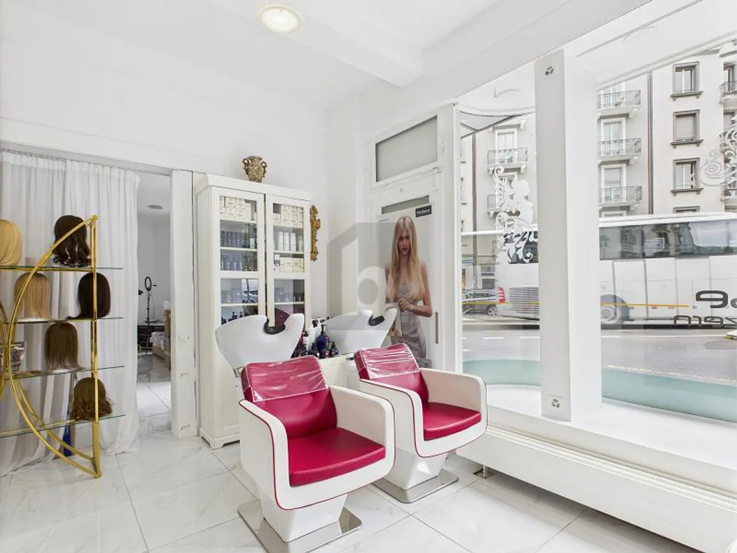 ILLUMINATO NEL CENTRO DELLA CITTÀ - Foto 2 di 6