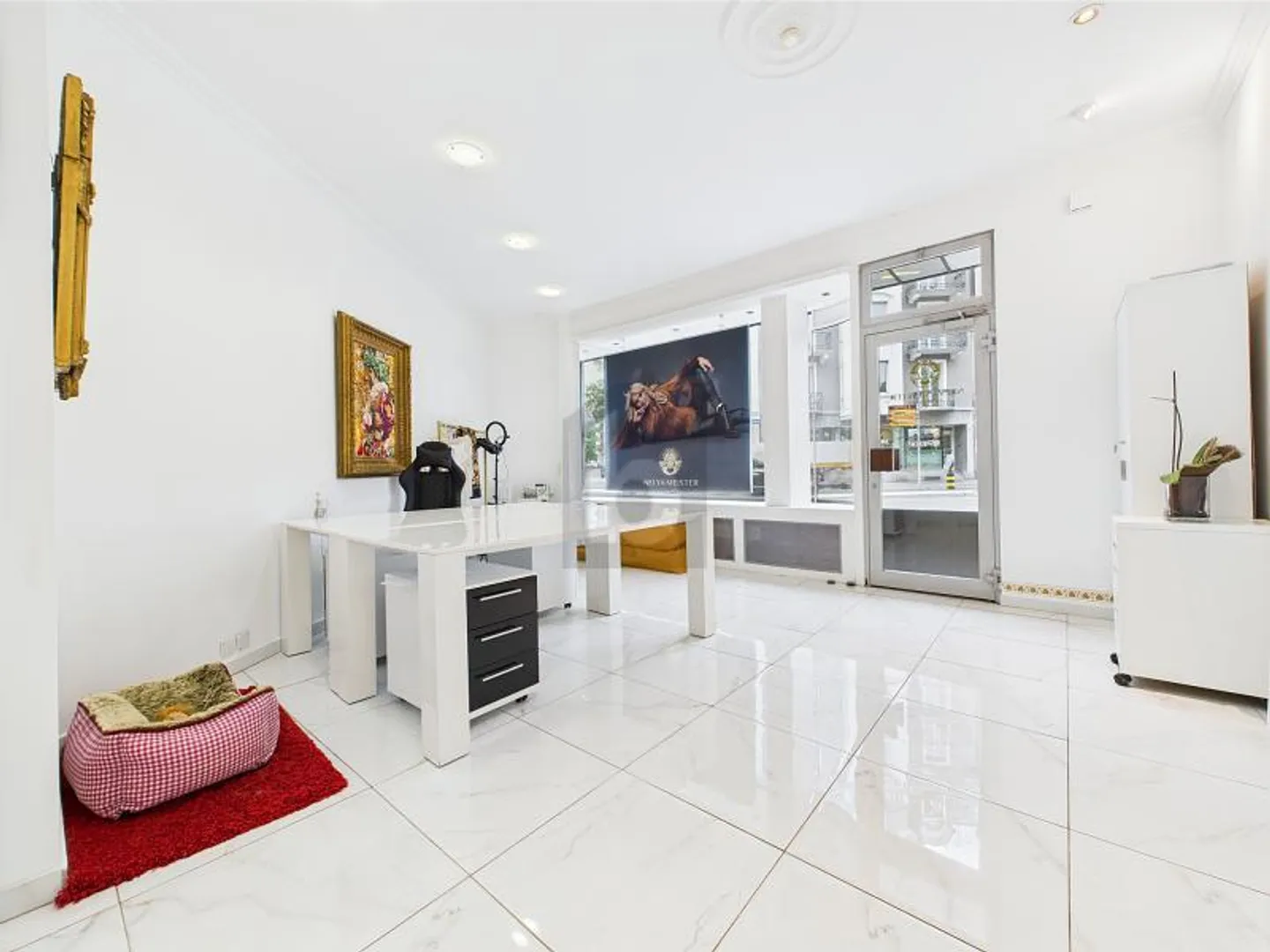 ILLUMINATO NEL CENTRO DELLA CITTÀ - Foto 5 di 6