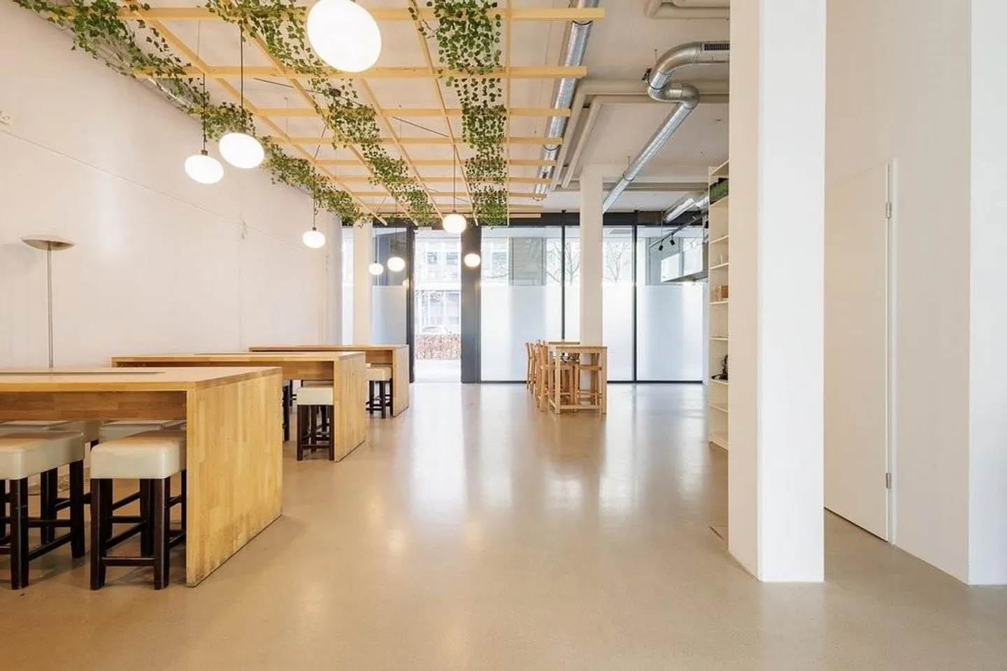 Spazio al piano terra in posizione privilegiata vicino alla stazione ferroviaria di Oerlikon e al Center Eleven! - Foto 3 di 7