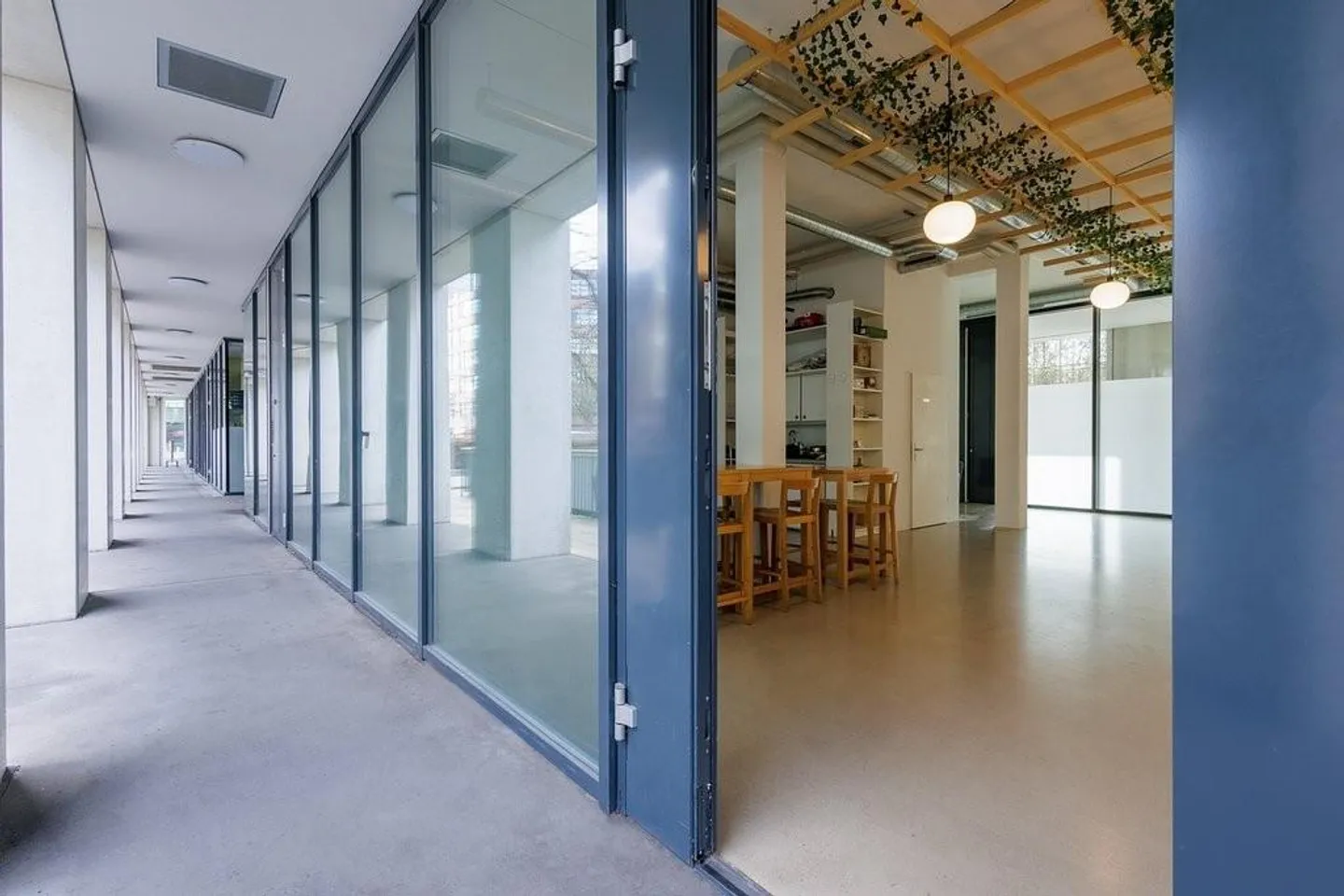 Spazio al piano terra in posizione privilegiata vicino alla stazione ferroviaria di Oerlikon e al Center Eleven! - Foto 2 di 7