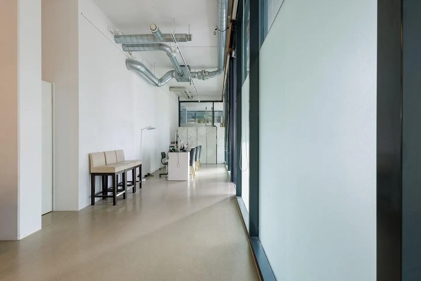 Spazio al piano terra in posizione privilegiata vicino alla stazione ferroviaria di Oerlikon e al Center Eleven! - Foto 4 di 7